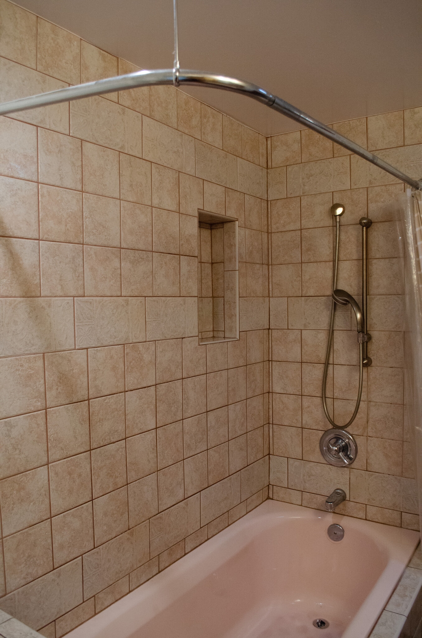 Full Height Tiled Shower, Niche, Adjustable Showerhead - 1314 Grant St