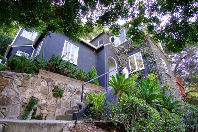 Building Photo - Stunning Tranquil Home in Laurel Canyon wi...