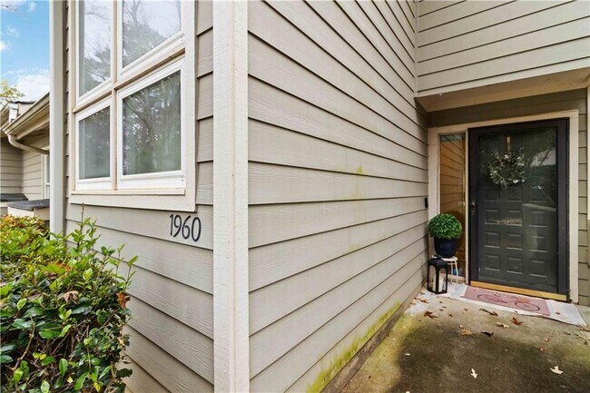 Building Photo - 1960 Variations Dr NE