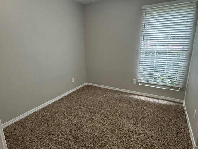 Building Photo - 145 Courtaulds Ave