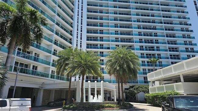Building Photo - 100 Bayview Dr