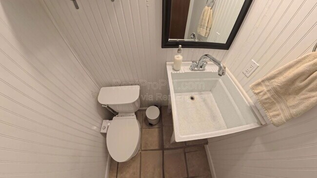 Building Photo - 1013 Timber Ln