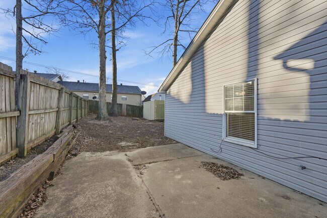 Building Photo - Home in Benton