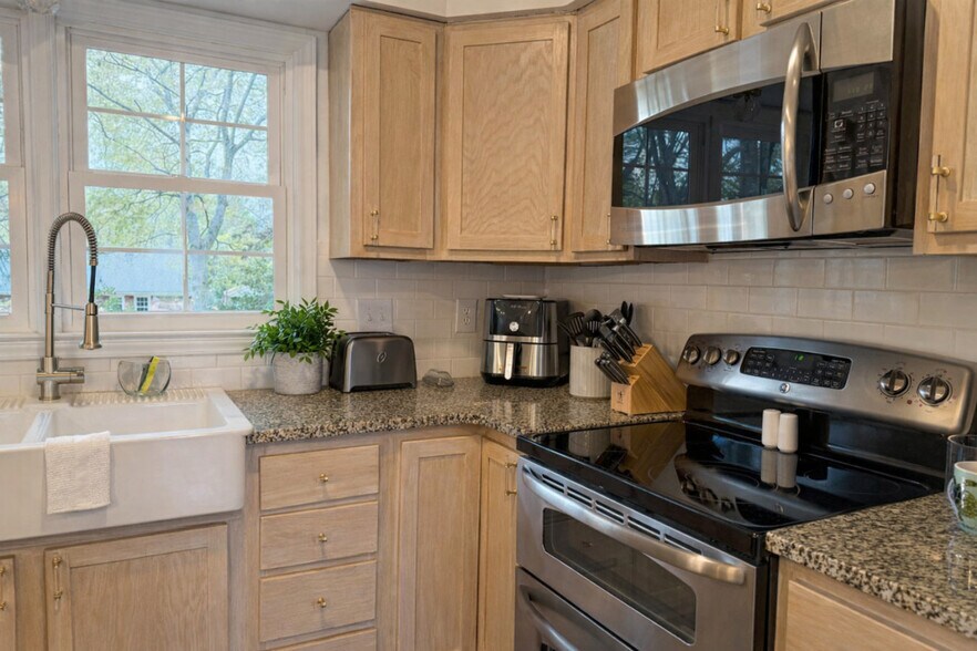 Building Photo - 7601 Bedfordshire Dr