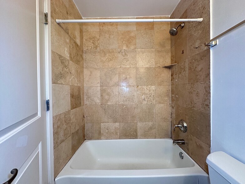 Building Photo - 645 W Wrightwood Ave