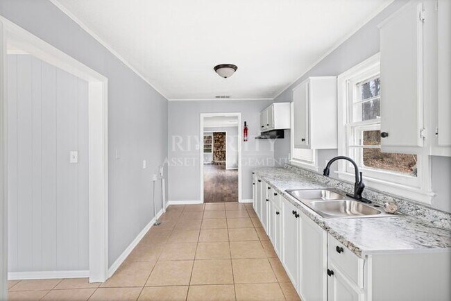 Building Photo - 2185 Slocum Ave