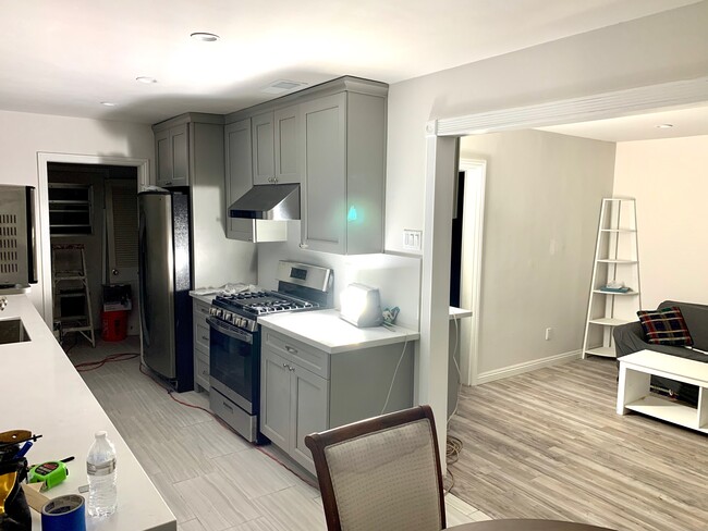 Building Photo - 720 N Walnut Ave