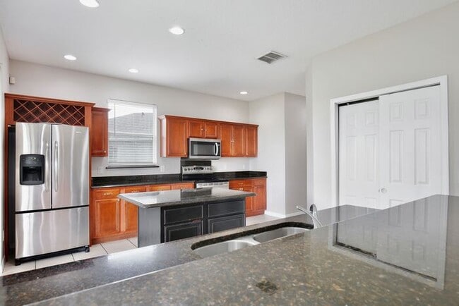 Building Photo - Gorgeous 4/2.5 Home with a 2 Car Garage Lo...