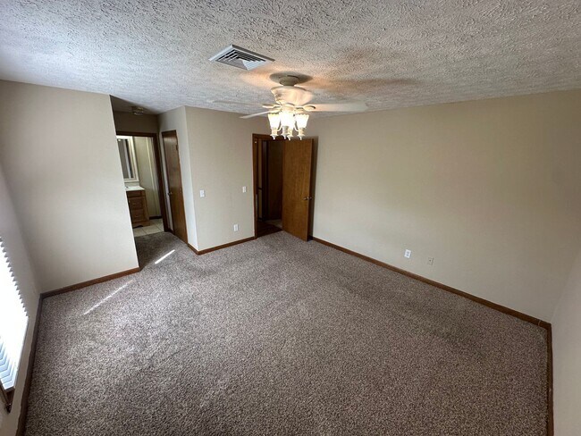 Building Photo - Single Family home in Greenhill Area!