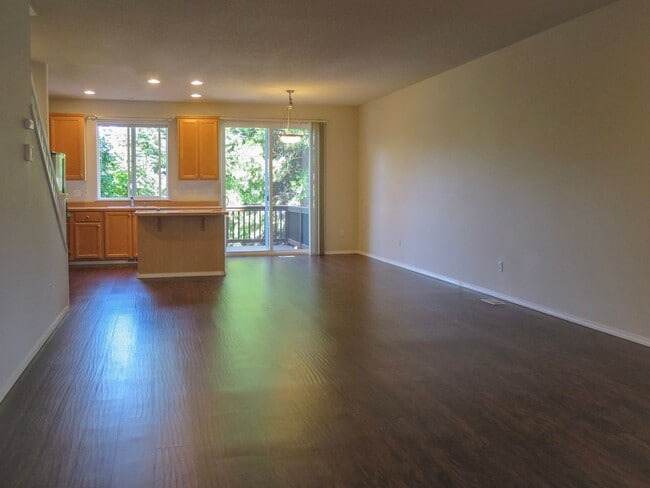 Building Photo - !!!! West Linn Townhome Available 3 Bedroo...