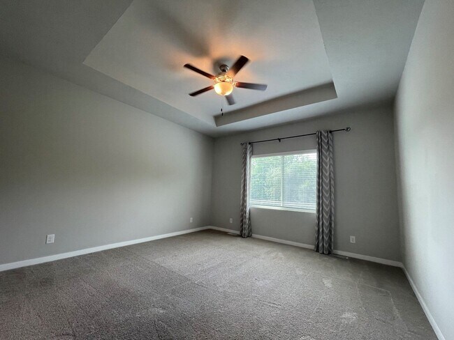 Building Photo - Large Home in Bellevue for Rent!