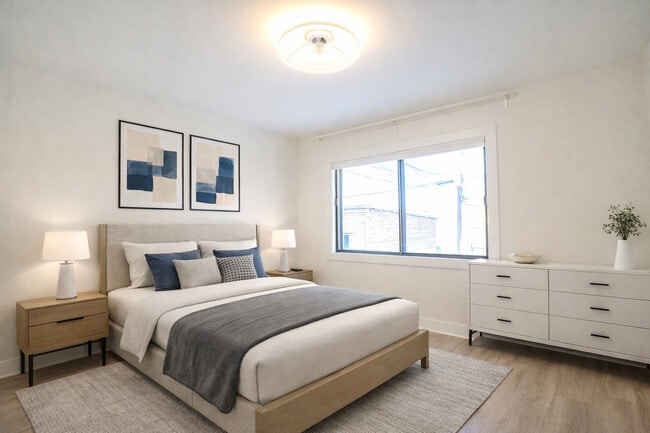 Building Photo - 2740 W Farragut Ave