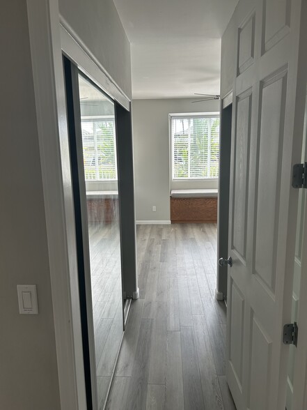 Master Bedroom Entryway - 75-6009 Alii Dr