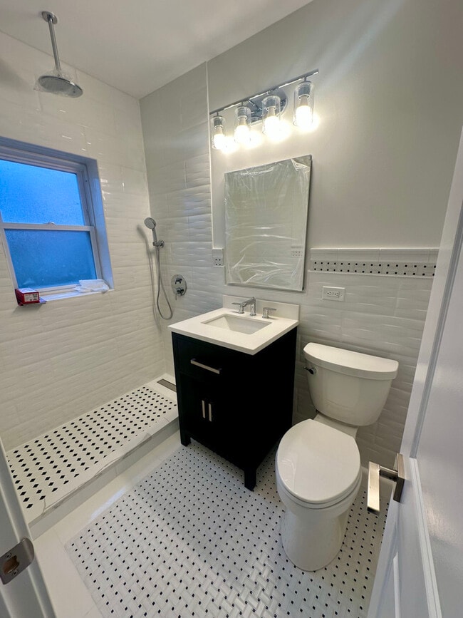 Building Photo - 2308 W Farwell Ave