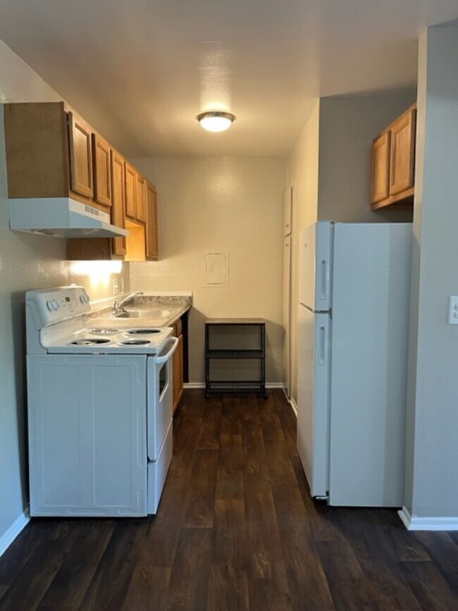 Building Photo - Charming 2 bedroom/1 bathroom apartment ne...