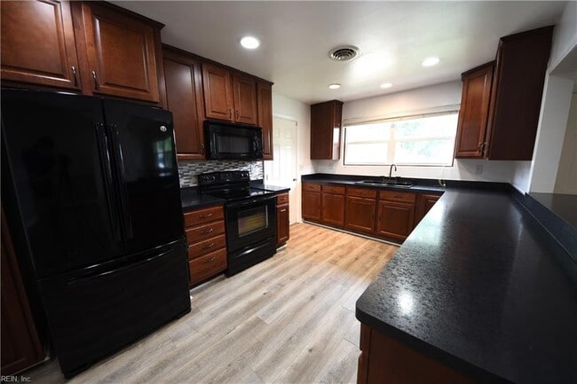 Building Photo - 823 Brentwood Dr