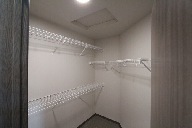 Building Photo - Modern design 3 bed, 2.5 bath duplex