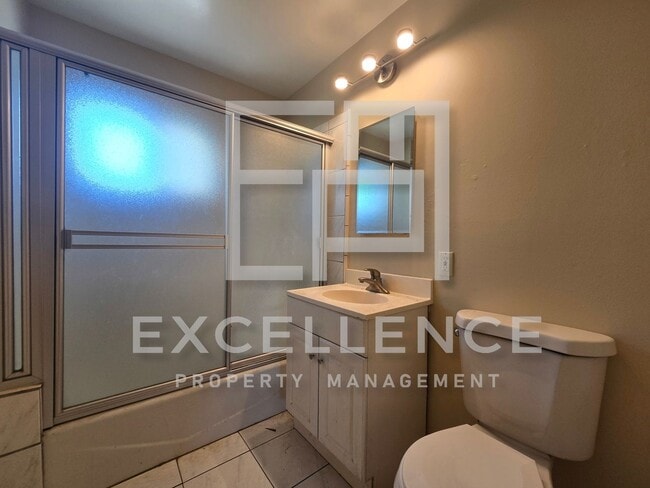 Building Photo - Freshly Updated, New Kitchen, Refinished R...