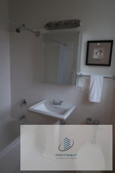 Building Photo - 4526 N Sheridan Rd