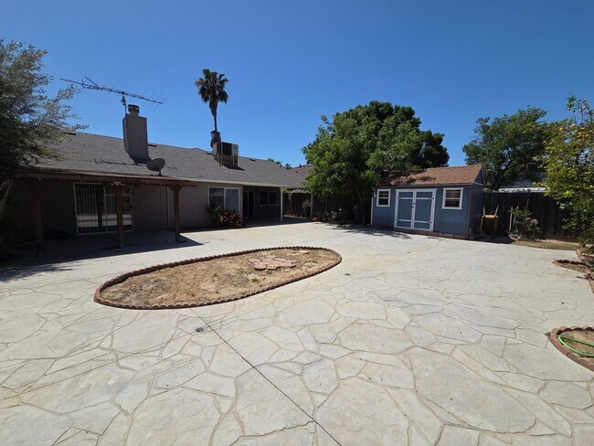 Building Photo - 3 bedroom/2bath home in quiet neighbothood