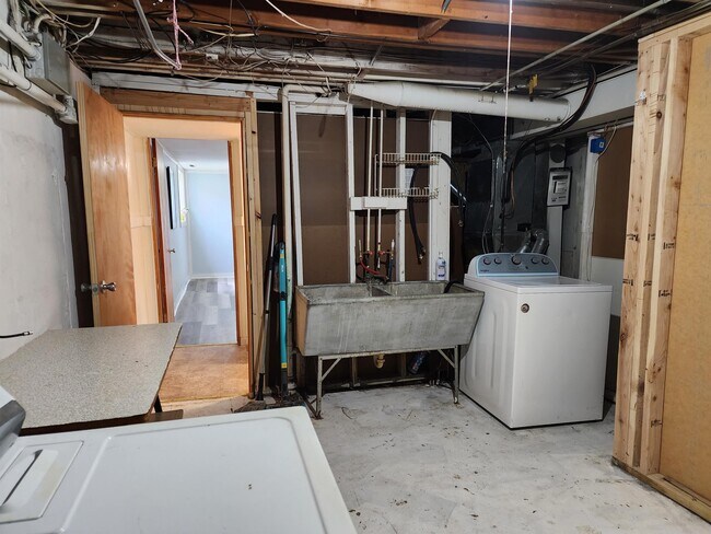 Building Photo - 9225 Carol Ann Dr