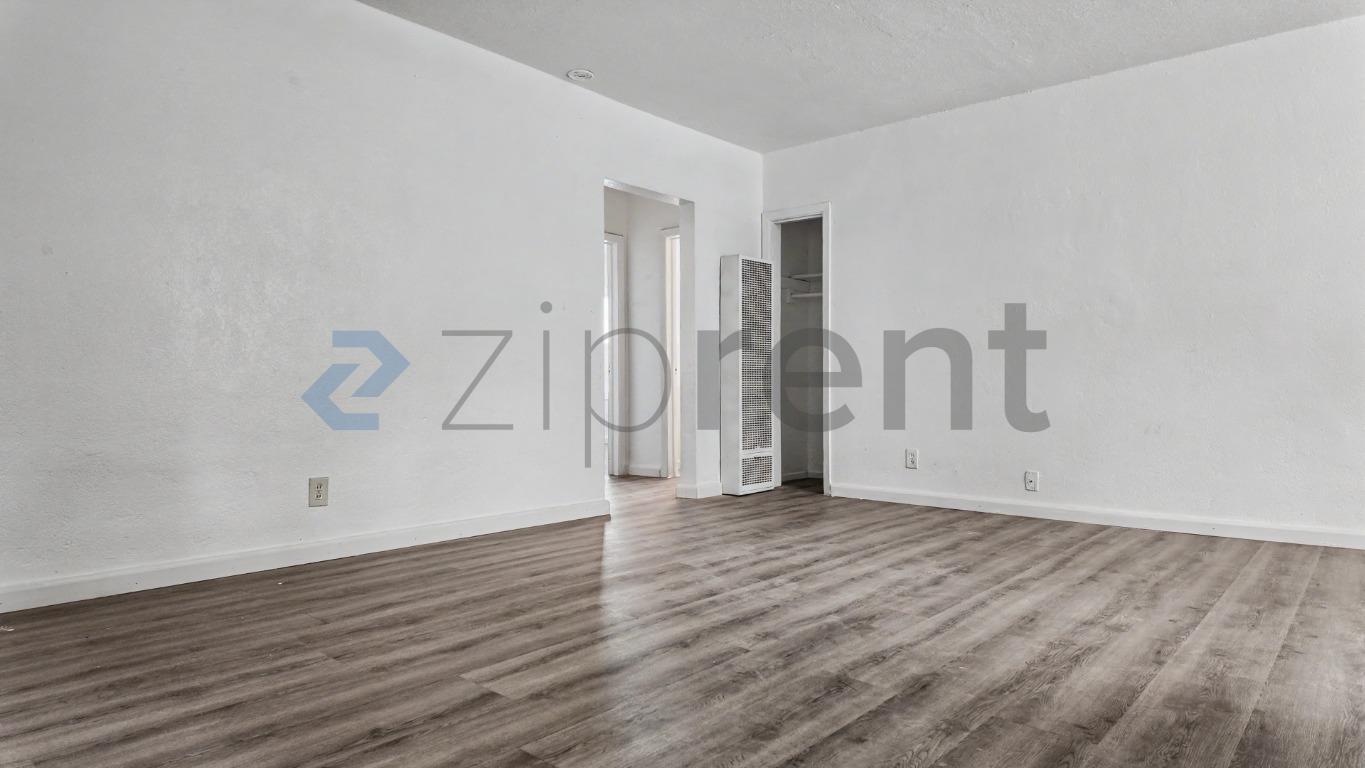 Building Photo - Unit