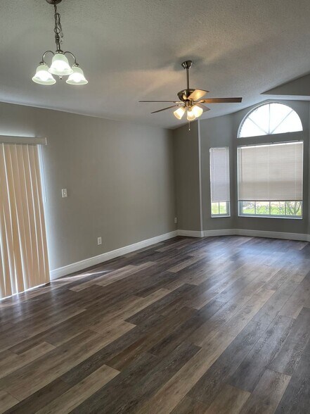 Building Photo - 3Bdrm 2Bath Villa -- Gated Community of Harbor Town