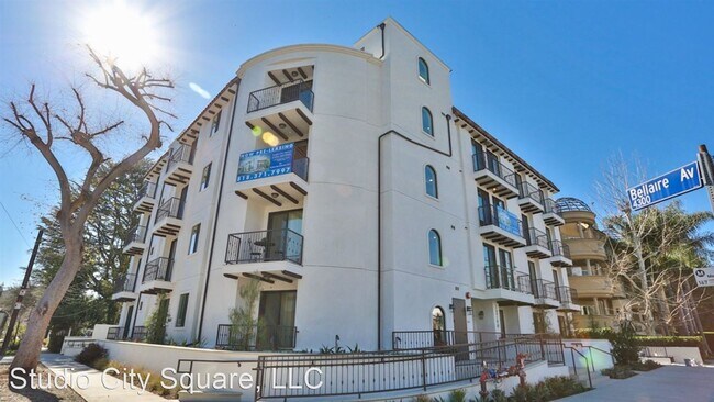 Building Photo - 12700 Moorpark St