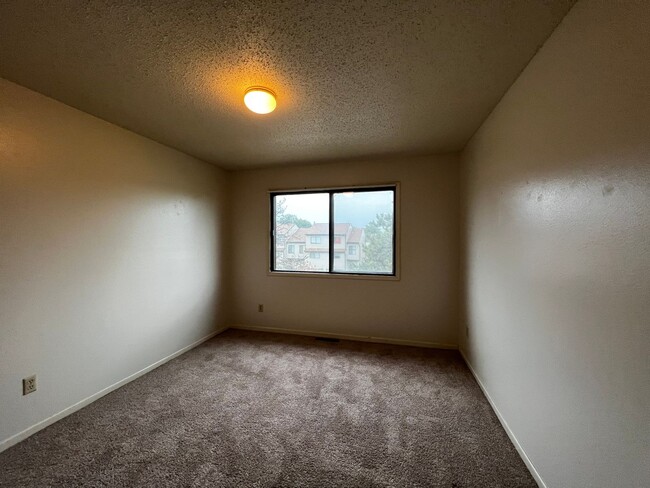 Building Photo - $1,395 | 2 Bedroom + Bonus Room, 1.5 Bathr...