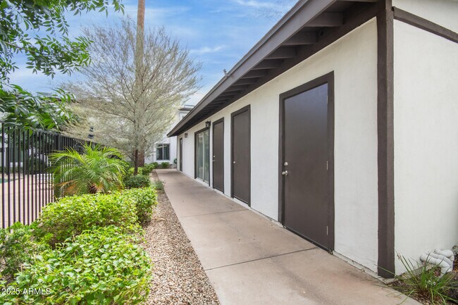 Building Photo - 3701 E Monterosa St
