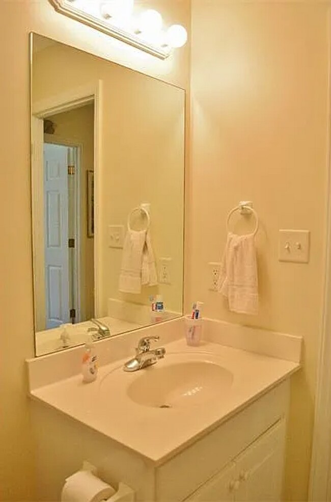Building Photo - Spacious 3-Bedroom Home with Huge Daylight...