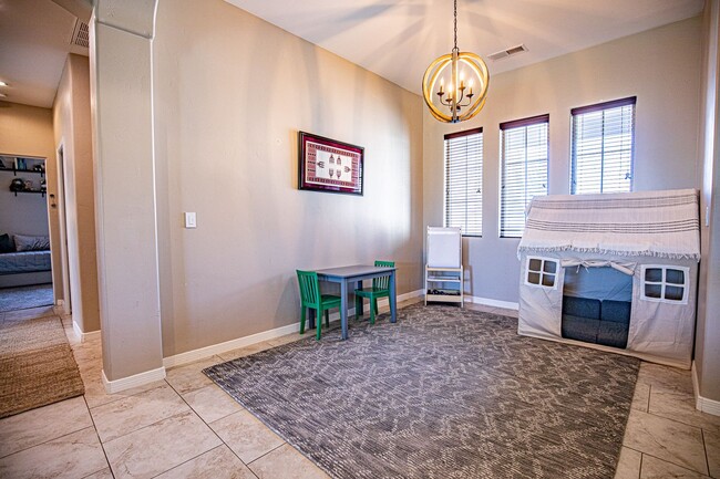 Building Photo - Beautiful 4 bedroom 2.5 bathroom