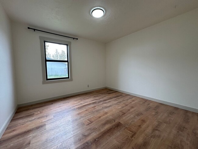 Building Photo - Newly Remodeled 3 bedroom house in Roseburg