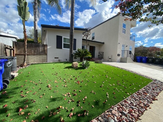 Building Photo - Easy Walk to Campus (Lease out, pending signatures. Check back in a few days!)