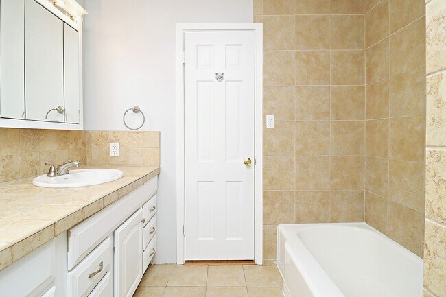 Building Photo - Convenient to Rt 29 & The Shops at Stonefield