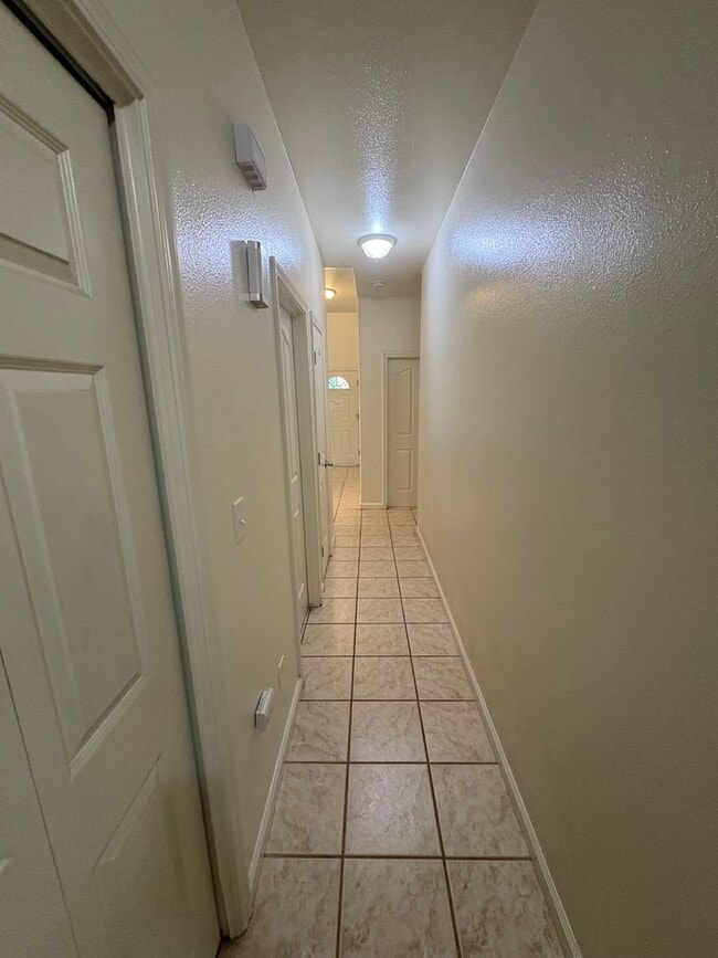 Building Photo - Gorgeous 4 Bedroom in NW Visalia!