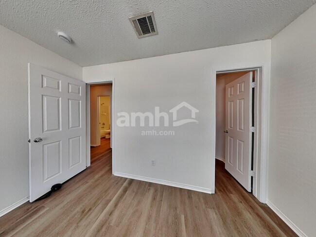 Building Photo - 815 Dove Meadows Dr