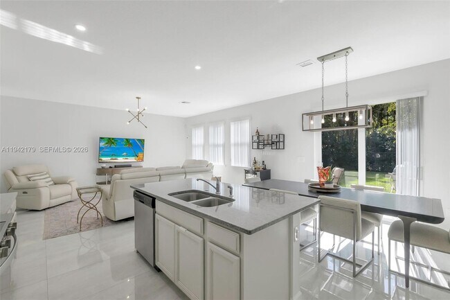 Building Photo - 1827 Lake Cove Dr