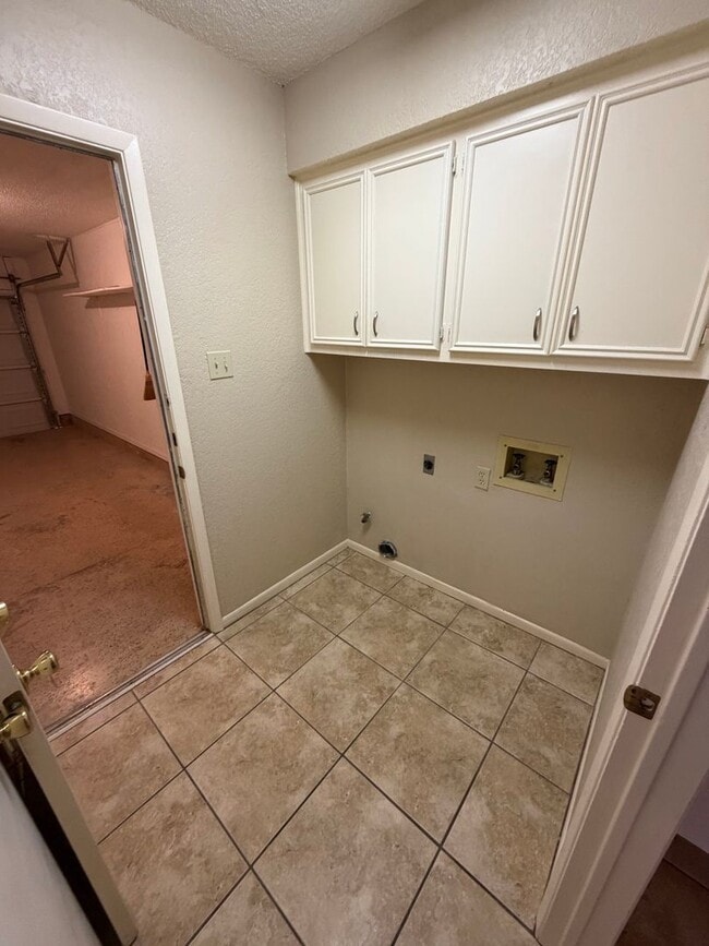 Building Photo - 3/2 with backyard (llarda)