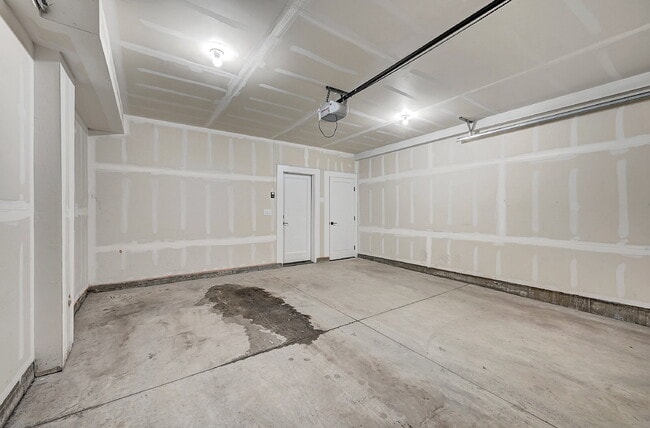 Building Photo - $3,400.00 - 2 Bedrooms, 3 Bathrooms, Townh...