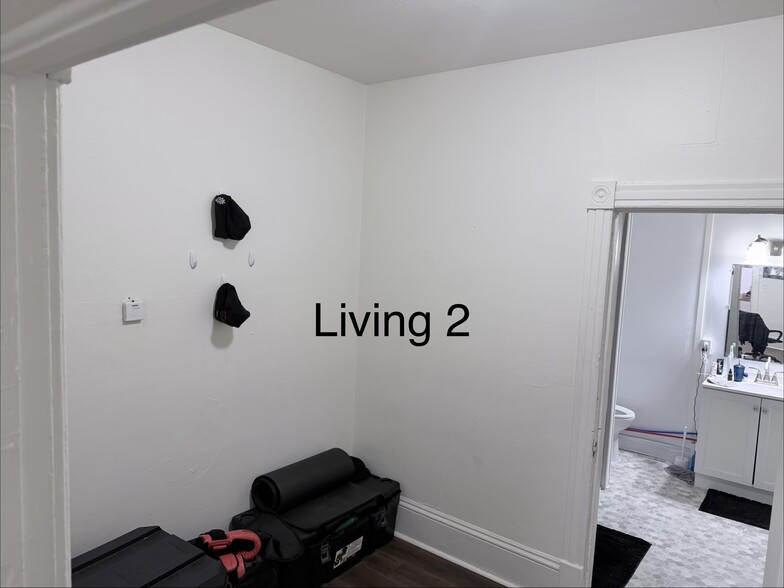 Building Photo - 10 E 5th St