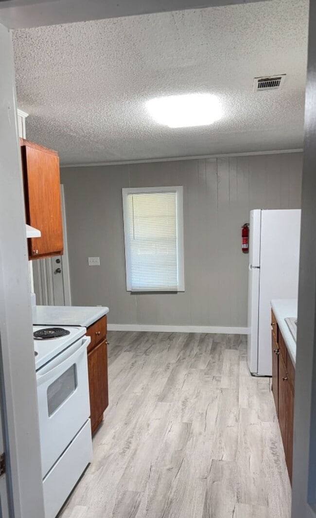 Building Photo - 4 Bed/2 Bath House