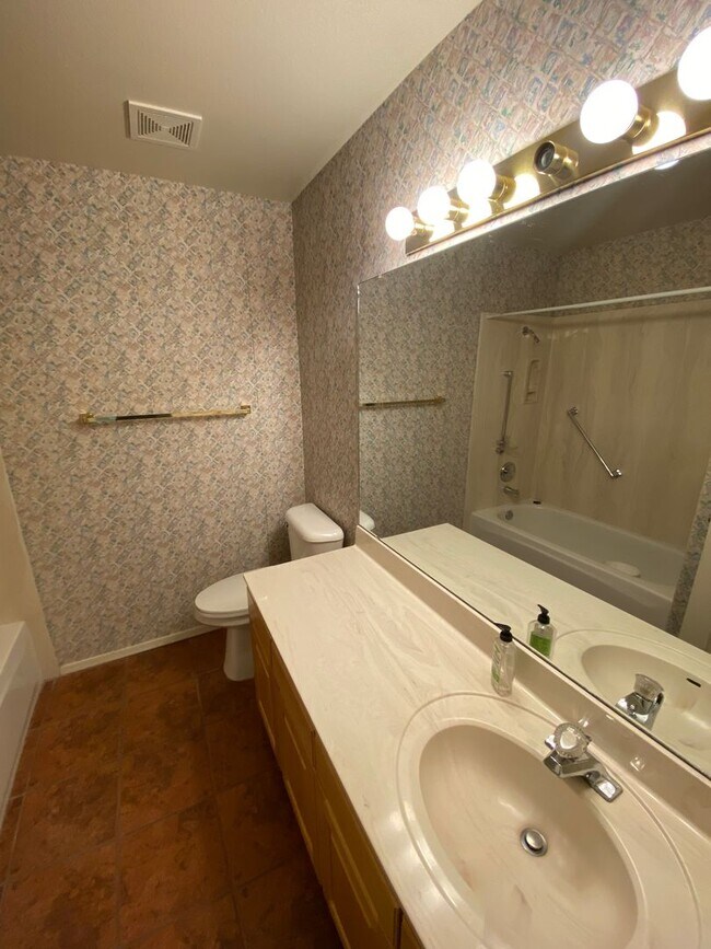 Building Photo - Spacious 3-Bedroom Home in Northeast Height