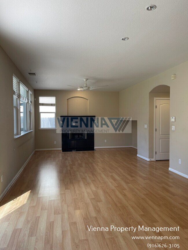 Building Photo - Spacious 3 Bedroom Home in Great Location