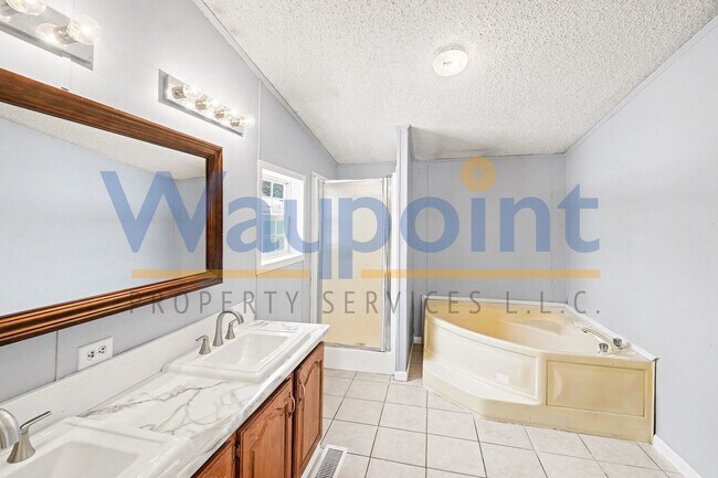 Building Photo - 9127 N Vickeryville Rd