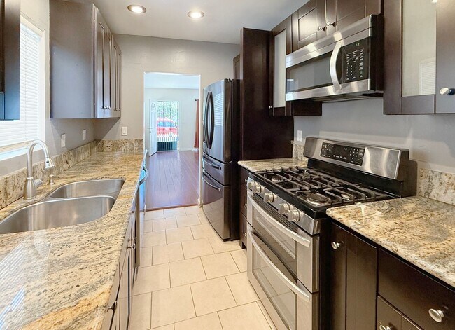 Building Photo - Spacious 2B/1BA Upgraded House w/ W/D, Lar...