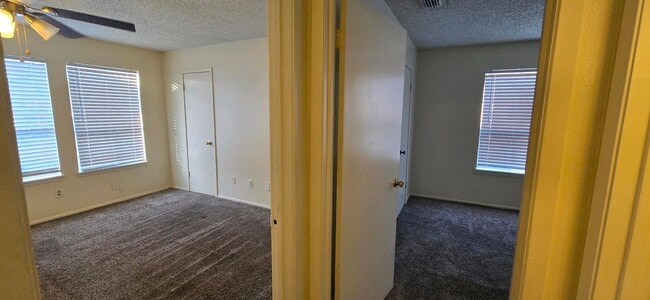 Building Photo - Coming Soon! 2 Bed / 1.5 Bath Townhome in ...