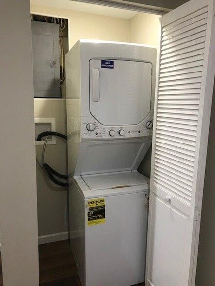 laundry - 522 Hillsboro Ave