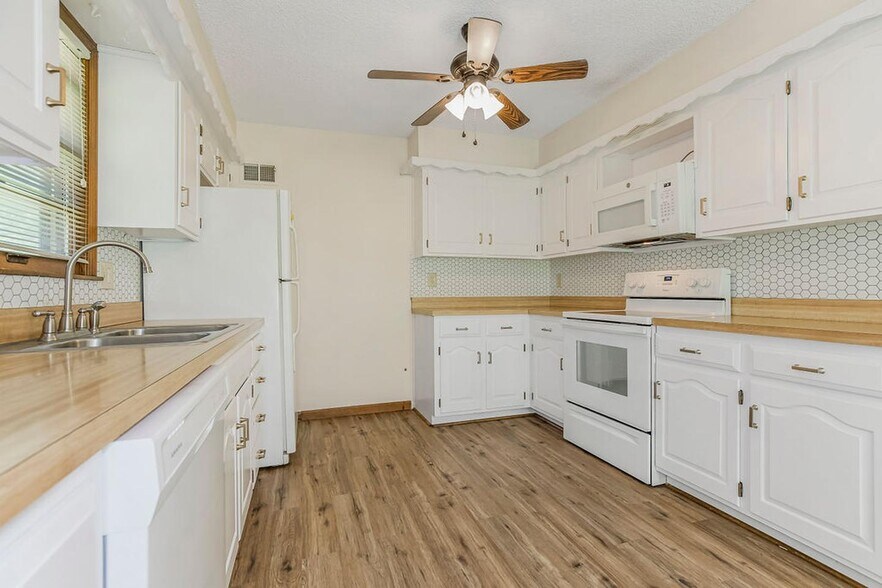 Building Photo - Spacious Shawnee Home Near Mill Creek Stre...