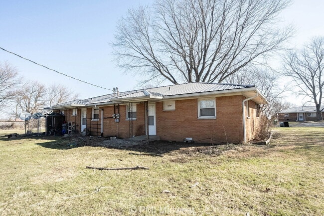 Building Photo - "Charming 2-Bed Oasis in Fountaintown – Cozy Living with Modern Comforts!"